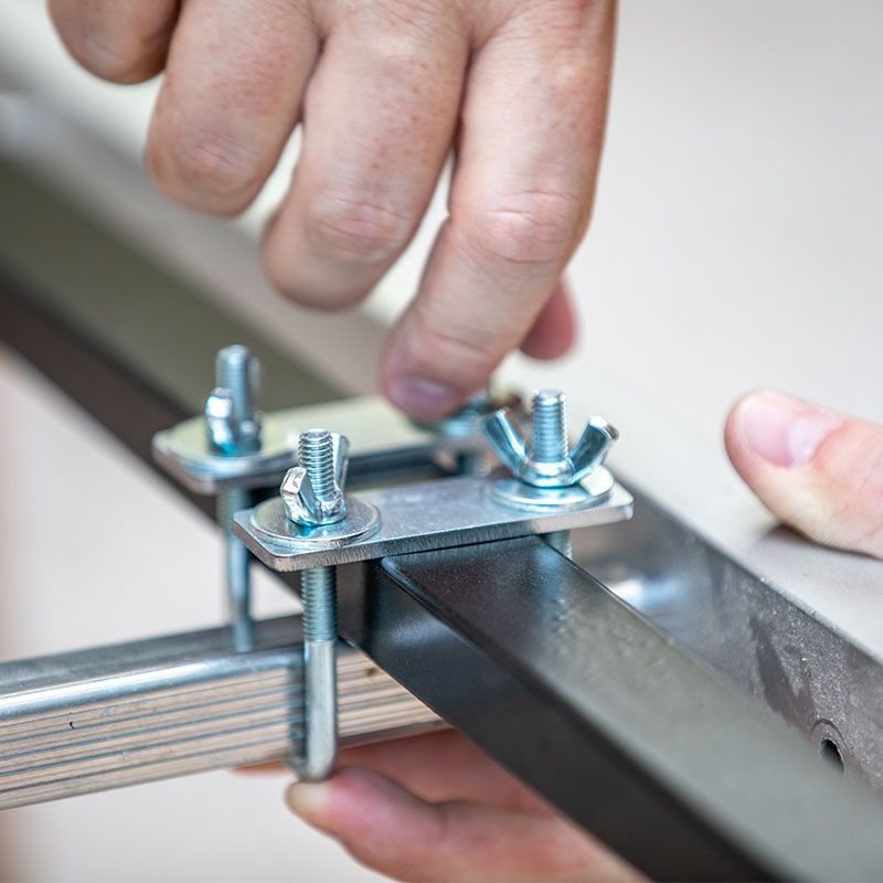 Assemblage facile : SAFEIN se fixe simplement sur les barreaux de votre échelle 
